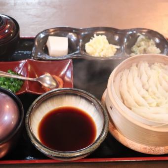 【런치/1조 한정·4분까지】류큐 마-씨 돼지와 배추의 밀피유 세이로 찜 밥상 1350엔(부가세 포함)