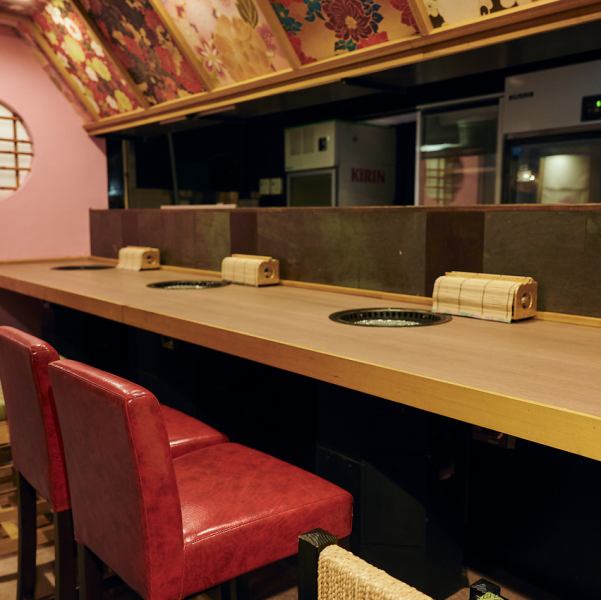 【カウンター席】デートや接待、お一人様にもゆったりとお過ごしいただけるカウンター席。洗練された和の空間と、当店自慢の極上和牛を心ゆくまでご堪能ください。皆様のご来店心よりお待ちしております。