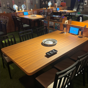 레트로그즈에 둘러싸여 활기찬 공간의 6분 테이블♪