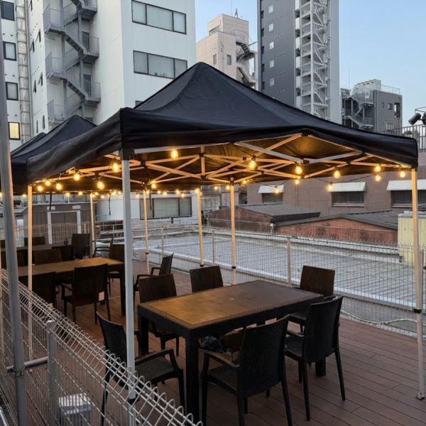 テラス席では持ち込みBBQがOK！アルコール飲み放題コースなら、格安でビアガーデン感覚の宴会も楽しめます♪気の合う仲間との集まりや会社宴会にもぴったりで、開放感あふれる空間の中、食べて飲んで盛り上がれる特別なひとときをお過ごしください！昼飲みから夜宴会まで気軽に使えるのも魅力です♪ご予約も大歓迎です♪