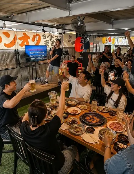 这里设有活动舞台和卡拉OK设施，是举办公司派对、私人聚会和派对后活动的理想场所！尽情享受充满乐趣、美食、美酒和歌声的夜晚，让每个人都玩得尽兴！在我们露天屋顶空间举办一场难忘的派对吧！请尽早预订！