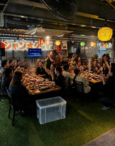 来我们屋顶烤肉酒吧享受轻松愉快的时光吧！这里灯火通明，复古的昭和时代灯笼营造出温馨的氛围！也是举办热闹派对的绝佳场所！酒吧内部摆满了经典的昭和时代漫画、电影宣传册、唱片等等！所有物品都可供顾客免费取阅，让您尽情回忆“那些美好时光”，并与朋友们畅聊一番！
