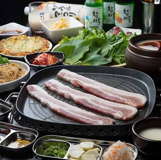 我们不仅提供正宗的韩国料理，还提供铁板烧和面粉菜肴。