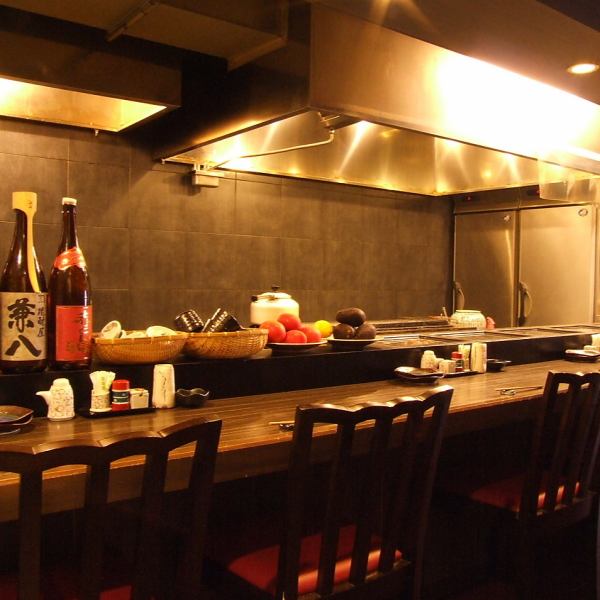 隣の席との間隔もゆったりとしているので、居心地の良い時間が過ごせます！目の前で焼き上げる姿も豪快！