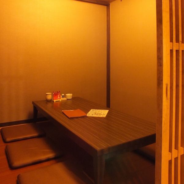 個室は全部で2部屋。最大5名～6名入れます。ひと部屋にすると12名様まで入れます！週末などはお早めにご予約を