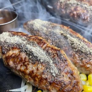 ブラックペッパーワイルドW手ごねハンバーグステーキ(300g)