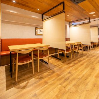 4名様向けテーブル席。簾で仕切りを設けているのでお隣を気にせずリラックスして食事をお楽しみ頂けます。