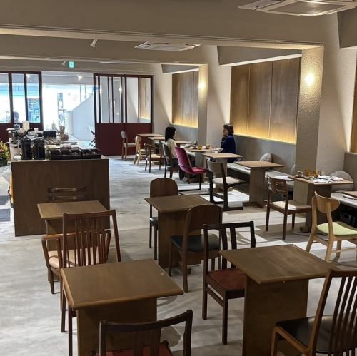 ～落ち着いた店内空間～