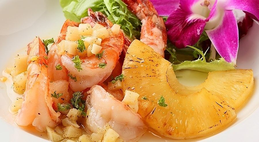 除了龙神铁板烧夏多布里昂之外，夏威夷大蒜虾也很受欢迎!不仅可以享用肉类菜肴，还可以享用海鲜菜肴♪在周年纪念日和聚会时在龙神享受美味的肉类!