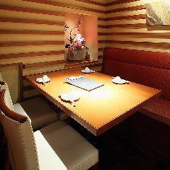席数も多くはありませんが、ゆったりとした雰囲気でお食事頂けます。少人数様でゆっくりお話しもできるお席のご用意もございます。