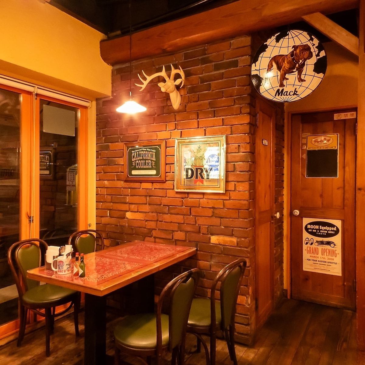 最大10名様までご利用できるテーブル席は、女子会にもぴったり♪