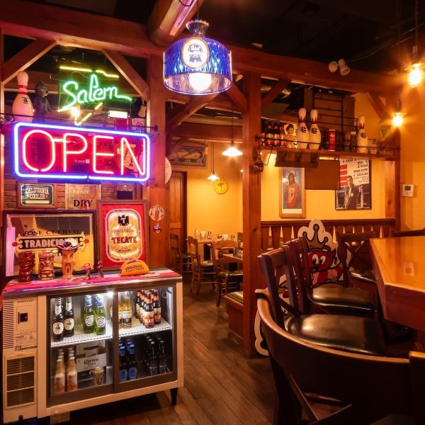 【レトロなアメリカの雰囲気を感じさせるお洒落な店内】店内には個性的で遊び心満載の小物がたくさんあり、来店されたお客様の目を引き、楽しい会話のきっかけを作ります。訪れるたびに新しい発見があり、楽しさが広がる空間となっております。