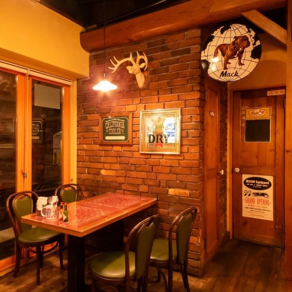 【大人数でのお集まりにも◎】店内にはカウンター席とテーブル席が完備しております。テーブル席は連結することで、最大10名様までのグループにも対応できます。さらに貸切利用も可能で、最大20名様までのパーティーやイベントにも最適です。