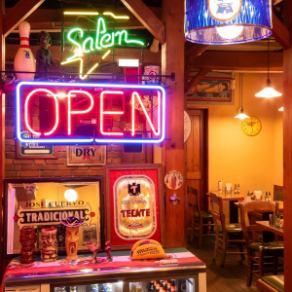 【気軽に利用できるテーブル席】2名様まで座れるテーブル席は、デートや気の合うご友人とのお食事に最適なお席となっております。おしゃべりを楽しみながら、リラックスして過ごせます。