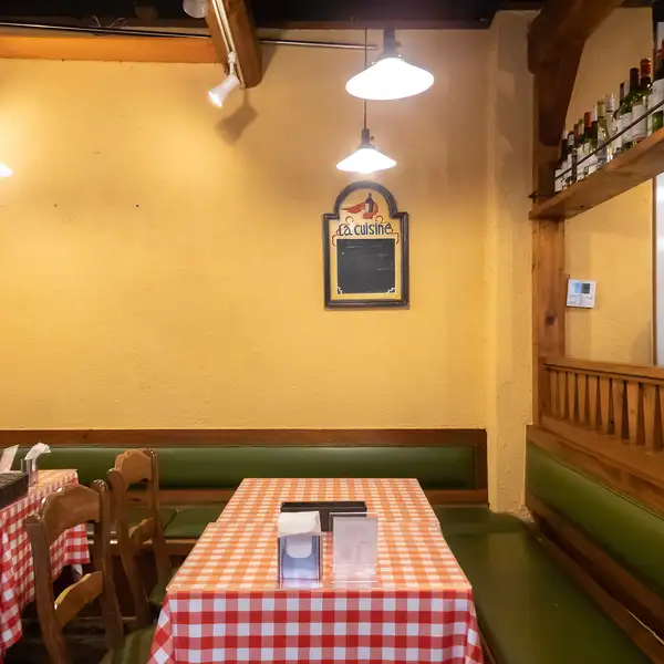店内にはカウンター席とテーブル席をご用意しており立ち寄りやすい雰囲気です◎当店はお一人様の気軽なランチや少人数でのお食事、各種ご宴会まで幅広いシーンでご利用いただけます。14名様から最大20名様迄の店舗貸切にもご対応可能です!ゆったりと過ごせる空間で大切な方と素敵なひとときを心ゆくまでお過ごしください。