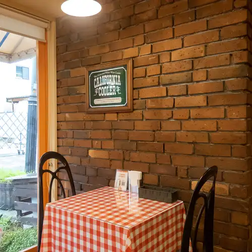 レンガ調の壁が温かみを演出する店内に、カジュアルな2名様掛けのテーブル席を3卓ご用意しております!赤と白のチェック柄のテーブルクロスが可愛らしく、おしゃれでアットホームな空間で心ゆくまでゆっくりとお食事をお楽しみいただけます。大切な方とのデートやご友人とのランチなど、様々なシーンでぜひご利用ください。