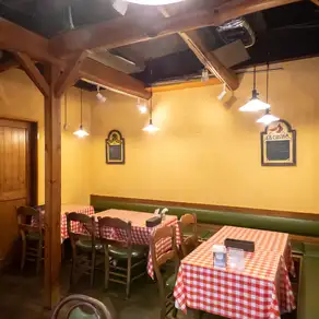 アットホームな雰囲気の店内で、お客様の思い出に残る素敵なひとときをお楽しみいただけます◎PIZZA PATIOでは、テーブル席を繋げることで最大10名様のお席もご用意可能です。ご友人同士でのお集まりや会社のご宴会など人数に合わせたお席をご案内しております。幅広い場面でご利用可能ですのでお気軽にお問合せください。