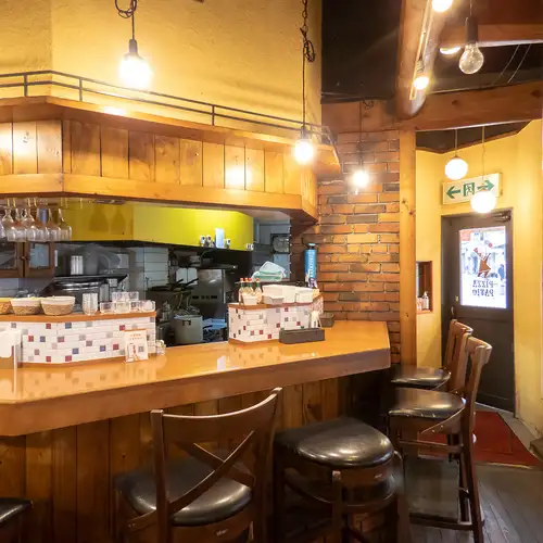 木の温かみを感じる落ち着いた雰囲気の店内には、全6席のカウンター席をご用意しております。お一人様でのランチタイムや、お仕事帰りのサク飲みにも気軽に立ち寄れる雰囲気が魅力です◎また、程よい距離感で過ごせるため、デートでのご利用にもおすすめ。厨房の活気を感じながら、ゆったりとした時間をお過ごしください。