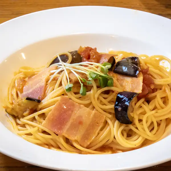 【具材たっぷり!】こだわりのソースで仕上げたオリジナルパスタ♪ベーコンとナスが入った「トマトソース」