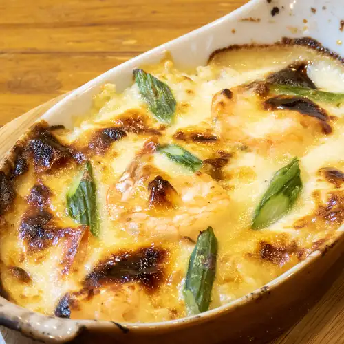 【リッチで深みのある味わい】濃厚な旨味が広がるドリアを焼きたてで。チーズがとろける「海老とアスパラ」