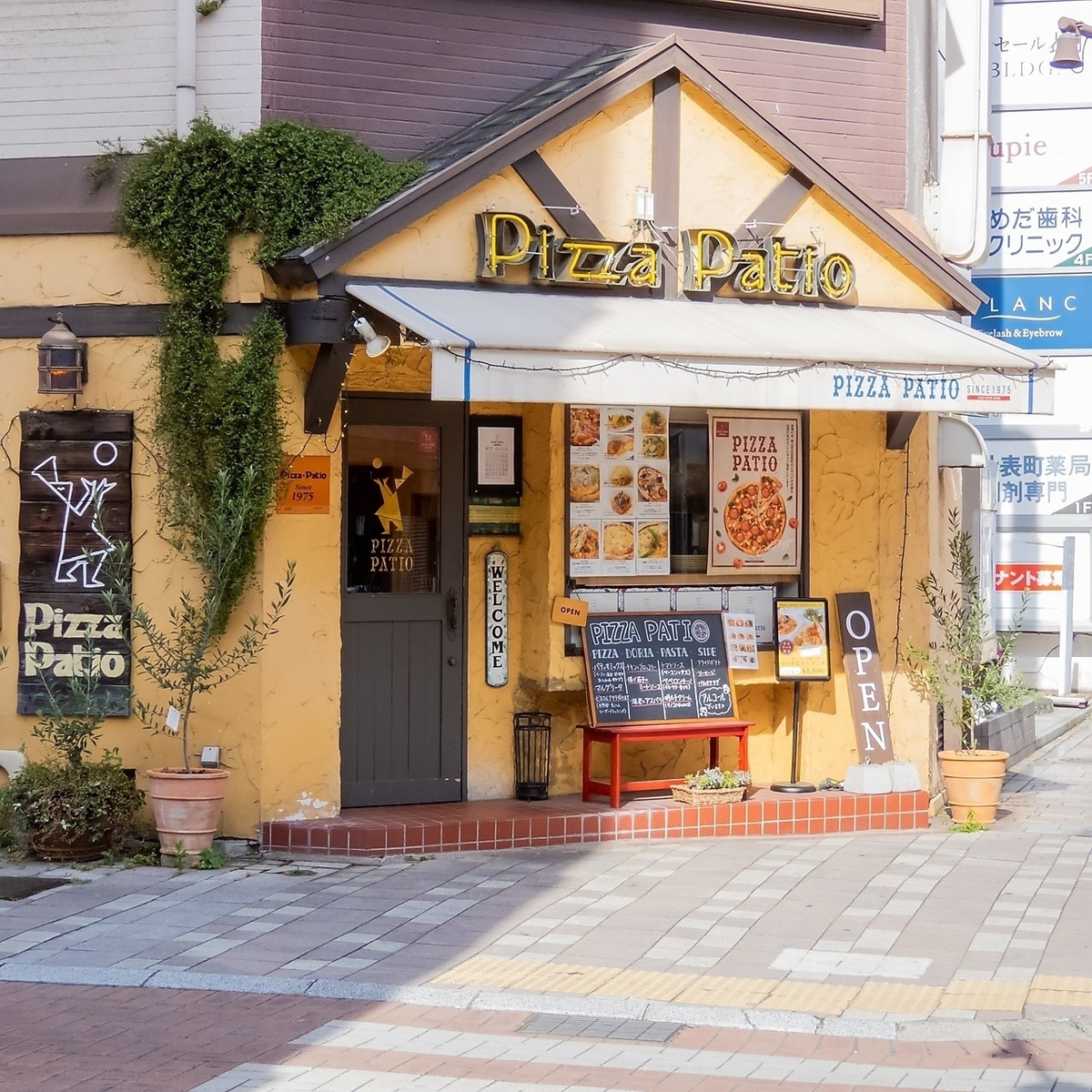 ランチ営業あり!創業50年以上を誇るピザなどが自慢のお店。ピザはテイクアウト可能◎