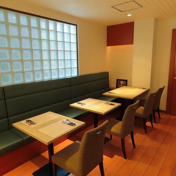 We have table seating for four and two people available. The interior, decorated in white and green, creates a calm atmosphere, making it the perfect place for anniversaries or get-togethers with friends.The sophisticated interior will allow you to forget about your daily routine and spend a special time.We can also provide birthday plates, so please feel free to contact us.