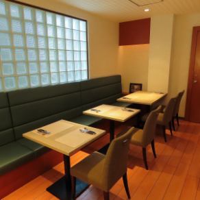 2名様掛けのテーブル席を2席ご用意しております。