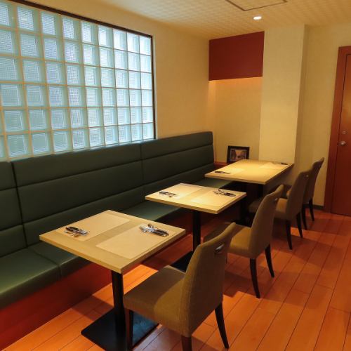 2名様掛けのテーブル席を2席ご用意しております。