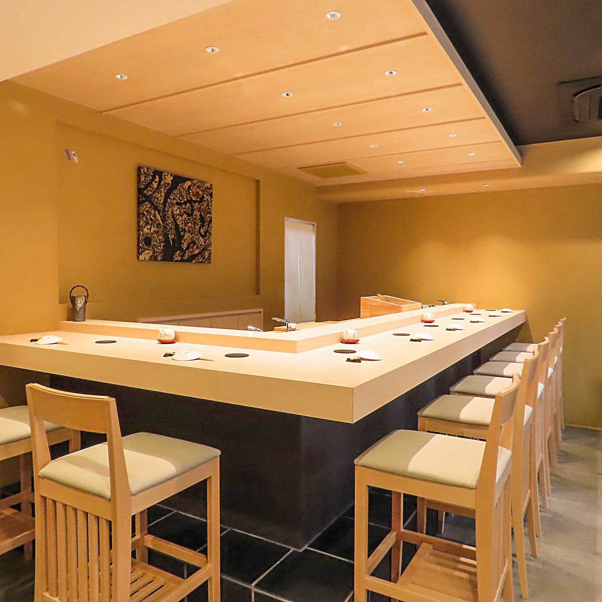 在木質餐廳中盡情享用壽司和懷石料理。