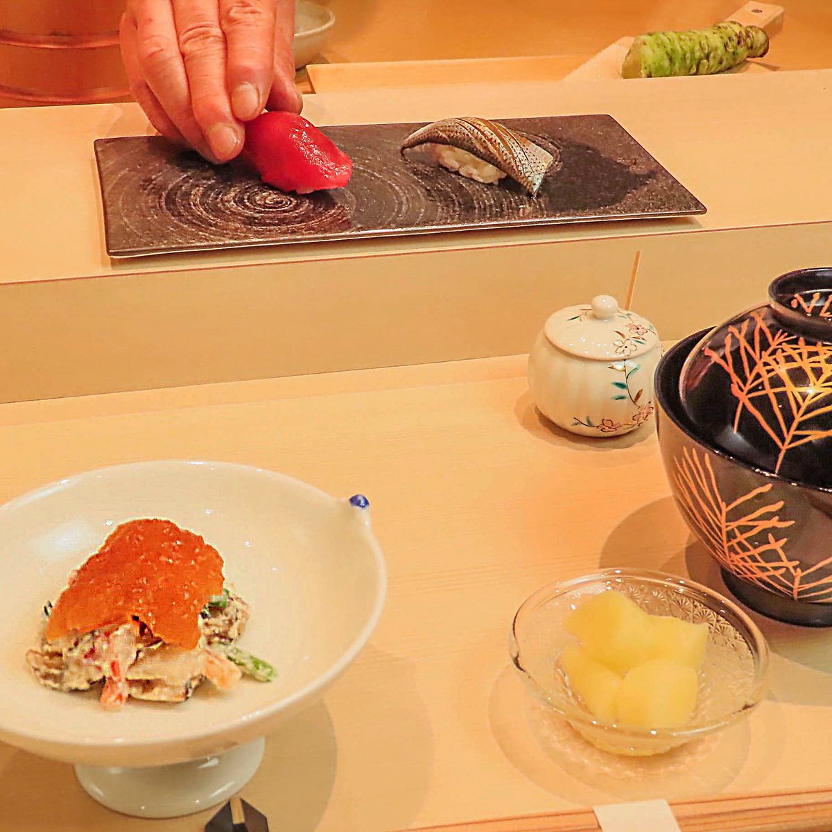 Enjoy sushi and kaiseki cuisine to your heart's content in a wood-based restaurant.