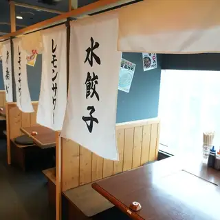 대화가 연주하는 활기찬 점내.이야기를 좋아하는 점원 뿐이므로, 여기저기서 웃음 끊이지 않는 점내.점원과 고객, 그리고 인접한 고객끼리 등 점내 일체가 된 분위기가 단골 씨가 마음에 드는 포인트.