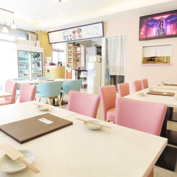 【いつ来ても心地良く過ごせるアットホームなお店です◎】パステルカラーを中心に優しい色合いでまとめた店内では、同じように優しい味わいの韓国料理を食べながらゆっくりとお過ごしいただけます♪