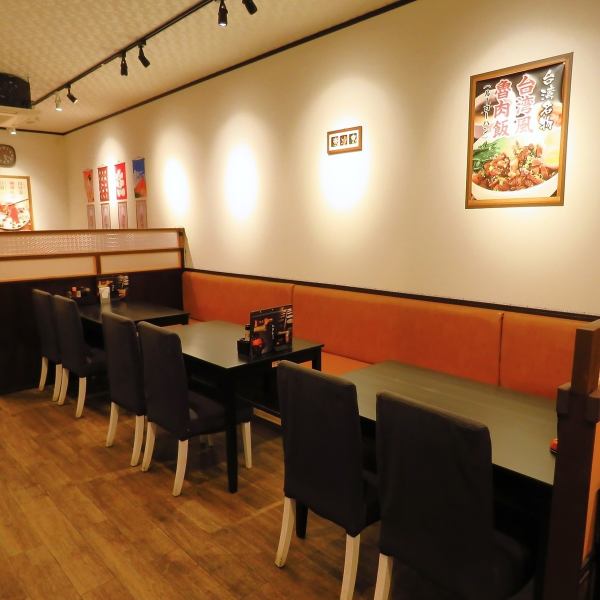 The tables are spaced widely apart, so you can enjoy your meal in a relaxed manner without worrying about your surroundings.It can be used for a wide variety of purposes, including solo visits, everyday meals, and banquets.Available for up to 20 people!