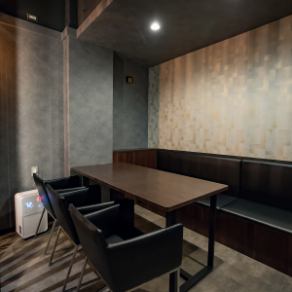 6名テーブル×2卓 （※壁側ソファー席）