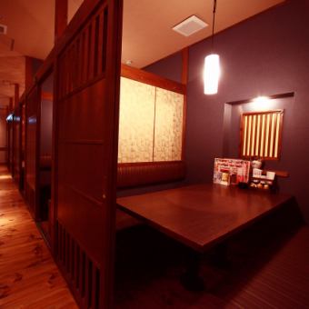 It is a table seat on the second floor that creates an atmosphere like a hideaway.Each room becomes a private room when the door is closed, and it is a space where you can enjoy your meal quietly.Please be assured that each private room is equipped with a ventilation fan.