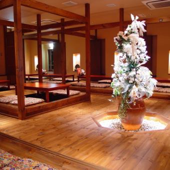 Digging seats on the 2nd floor.A large hall with all doors and partitions removed.The large flower decoration in the center changes depending on the season, like a cherry blossom in spring and a large tree in Christmas.We will produce various banquet scenes with a warm space and atmospheric lighting that uses delicious food and sake, and plenty of wood.