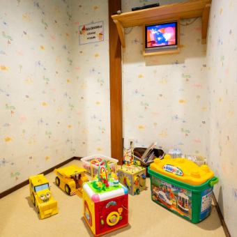 It is a kids space.While waiting for mothers to eat, children can enjoy watching DVDs, reading picture books, playing with toys, and so on, so adults can rest assured.