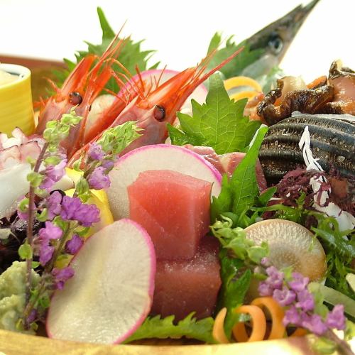 Fresh! Various sashimi (sea urchin, salmon, octopus, sea bream, squid, tuna, sweet shrimp, amberjack, scallop, turban shell ... etc.)