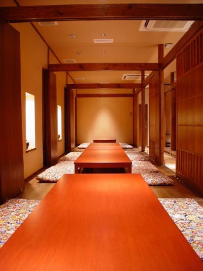 There are private rooms that can accommodate from 2 people to a maximum of 80 people.