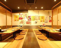 It can accommodate up to 100 people! It is a banquet hall on the 3rd floor.It is a large space that is ideal for large-group banquets, wedding parties, drinking parties, etc. in Hiroshima City ♪ All-you-can-eat-and-drink course is also fulfilling! [All-you-can-eat and drink 100 items]