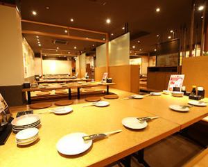 配備可在一個空間內容納 6 至 50 人使用的挖掘座位 ♪ 這是廣島市內舉辦大量宴會和婚禮派對的理想場所！我們有豐富的食物菜單。我們期待您的光臨。