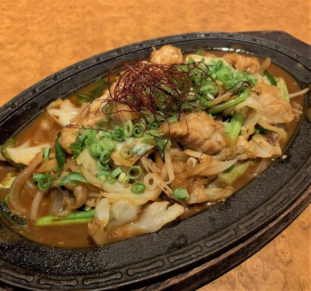 人気のホルモン鉄板やポテトチーズ餅