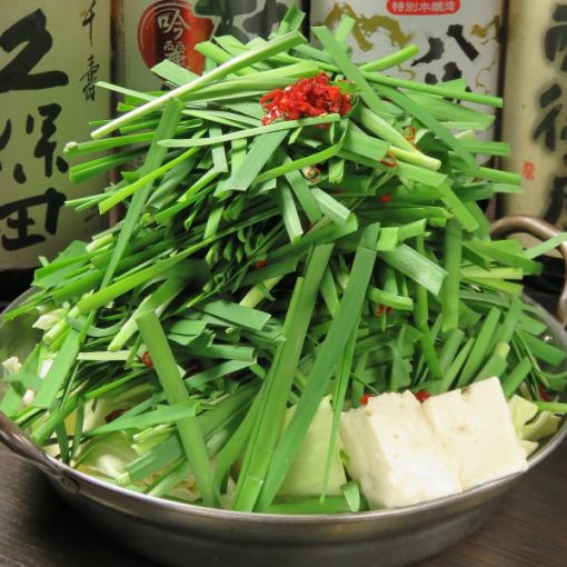 包含博多猪肉韭菜味噌火锅。2小时内无限畅饮Premium Malts生啤，原价4500日元→现价3500日元（周五、周六及节假日前一天为4000日元）。