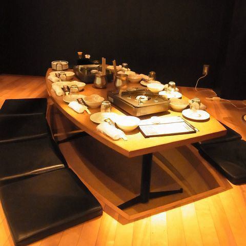 【サクッ飲みに◎当日予約】仕切りのある半個室感のテーブル席。サクッと飲みにはこの席がおすすめ♪広いテーブルはご家族やデート、ご友人との飲み会などにピッタリ!単品メニューから食べ飲み放題コースも充実しているので、場面に合わせてご利用いただけます♪広島市内でサク飲み居酒屋なら!