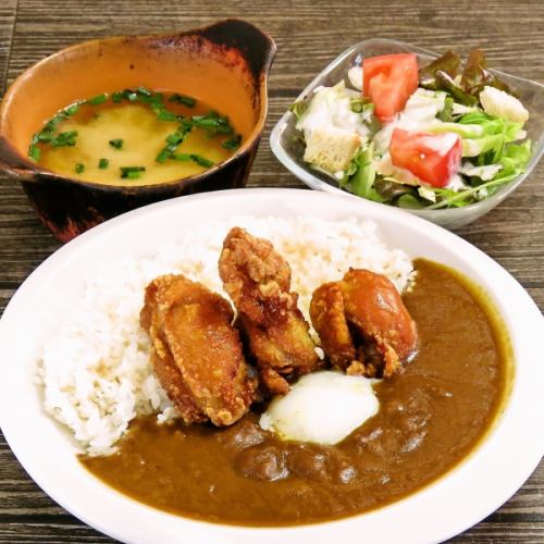 热球咖喱≪配咸菜，色拉，味mis汤≫ 700日元（含税）