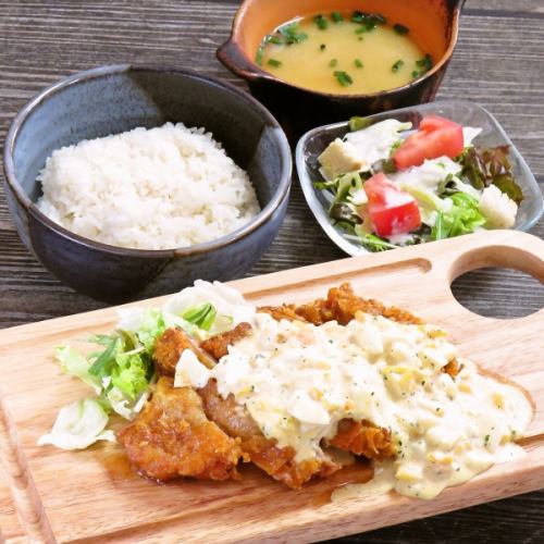 Tartar chicken nanban set meal ≪With pickles, salad and miso soup≫ 750 yen (tax included)