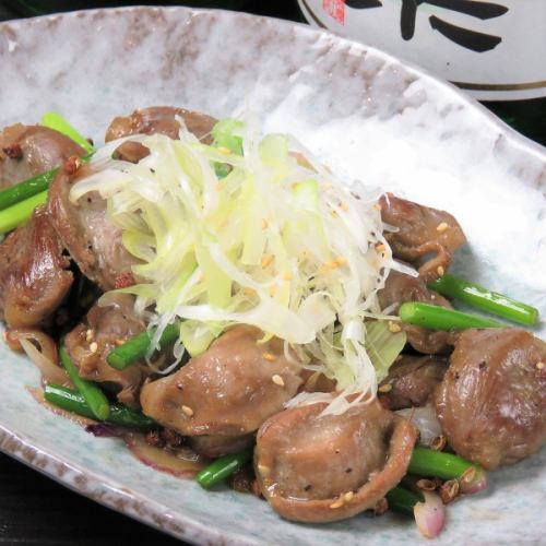 Stir-fried gizzards and garlic sprouts with Japanese pepper
