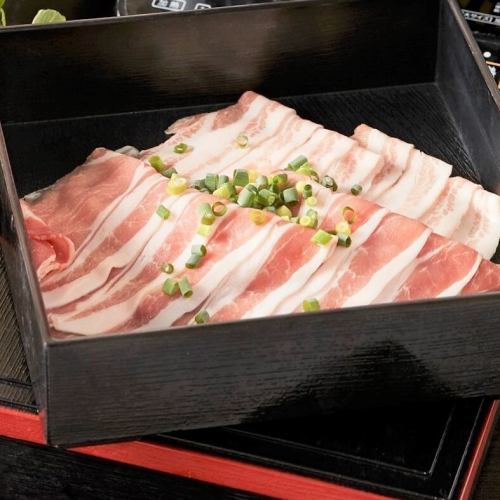 .
A restaurant where you can enjoy fresh seasonal fish and washi shabu-shabu in private rooms
[KOTETSU Tamachi Store (-KOTETSU-)] @kotetsu.tamachiten

(We welcome foreign customers as well.
Our recommended menus are “Wagyu Beef Sukiyaki Style Shabu Shabu” and “Eel”.)

(The restaurant welcomes international guests.
Recommended dishes: Wagyu Shouki-style 涮涮锅和鱗鱼.)

《👀Our store's appeal》
・A calming Japanese space decorated with Yuzen washi paper✨
・The interior of the store, which is particular about calligrapher's hanging scrolls and decorations, is very popular with overseas guests 🇯🇵✈️
・All seats are private! We can accommodate small to large groups🎉

《📖Recommended Menu》
Specialty "Ginger-scented golden soup shabu (washi shabu)"... 1,480 yen per person
The hot pot wrapped in washi paper and the golden soup are superb! The special soup is made with a rich stock of two types of bonito and kelp, combined with ginger and spices, and brings out the umami of the meat and seafood.
- Warm your body in winter and boost your immunity in summer 💪

《📕Recommended Course》
●"Individual Cuisine" "Takumi's Three-Tiered Box and Shabu-Shabu Course... 4,800 yen
●Specialty "Ginger-scented Washi Shabu" course... 4,800 yen
● Raw snow crab shabu-shabu and gorgeous "Extreme" course 9,000 yen

《🍶Sake from all 47 prefectures in Japan》
We have a wide selection of sake from all over Japan! It pairs perfectly with our sashimi and dishes made with fresh seasonal fish caught at fishing ports across the country.
We also offer an all-you-can-drink sake plan!

business hours
Lunch: 11:30~15:00 (reservations required)
Dinner: 16:00~24:00 (Food last order 23:00, Drink last order 23:30)
Closed on Saturdays, Sundays and public holidays. Reservations required!
Address: 5F TOKI Building, 3-6-8 Shibaura, Minato-ku, Tokyo
access
🚃3-minute walk from Shibaura Exit of JR Tamachi Station
🚈6 minutes walk from Mita Station on the Toei Asakusa Line
Contact Us: Feel free to call us 📞

#TamachiDinner
#Yurakucho Izakaya
#Sukiyaki
#MitaDinner
#ExploreTokyo
#Japan Travel Gourmet
#TokyoDining
#wagyu
#Japanese sake
#unagi