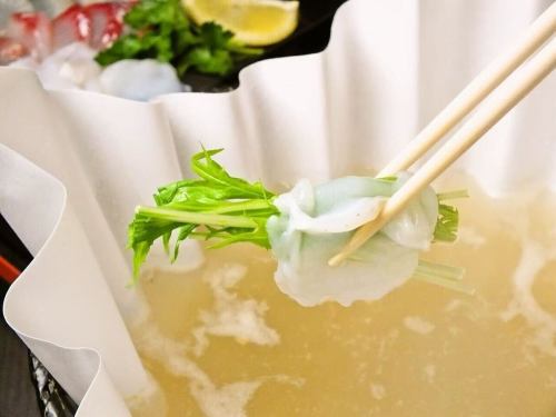 .
全席個室で旬鮮魚と和紙しゃぶが楽しめるお店
【虎てつ田町店（-KOTETSU-）】 @kotetsu.tamachiten

（We welcome foreign customers as well.
Our recommended menus are “Wagyu Beef Sukiyaki Style Shabu Shabu” and “Eel”.）

（餐厅欢迎海外客人。
菜单上推荐和牛寿喜烧式涮涮锅和鳗鱼。）

⸻

《👀当店の魅力》
・友禅和紙で彩られた落ち着いた和の空間✨
・書道家の掛け軸や装飾にこだわった店内は海外ゲストにも大好評🇯🇵✈️
・全席個室！少人数から大人数まで対応可能です🎉

⸻

《📖おすすめメニュー》
名物《しょうが香る黄金スープしゃぶ（和紙しゃぶ）》… 1人前 1,480円
　和紙で包まれた鍋と黄金スープが絶品！2種の鰹と昆布の濃厚だしに、生姜と香辛料を合わせた特製スープで、肉や魚介の旨味を引き立てます🍲
　- 冬は身体ポカポカ、夏は免疫力アップ💪

⸻

《📕おすすめコース》
●”“個別料理”“匠の重箱三段重としゃぶしゃぶコース… 4800円
●名物「しょうが香る和紙しゃぶ」コース… 4800円
●生ズワイ蟹しゃぶと豪華絢爛”“極”“コース 9000円

⸻

《🍶全国47都道府県の日本酒》
日本各地の日本酒を取り揃え！全国の漁港で水揚げされた新鮮な旬鮮魚のお刺身やなのお料理と絶妙なペアリング🐟🍶
日本酒飲み放題プランもご用意しています！

⸻

営業時間

　昼：11:30～15:00
　夜：16:00～24:00（フードL.O.23:00 ドリンクL.O.23:30）
定休日 土曜・日曜・祝日は要予約‼
住所 東京都港区芝浦3-6-8 TOKIビル5F
アクセス
　🚃JR田町駅 芝浦口 徒歩3分
　🚈都営浅草線 三田駅 徒歩6分
お問い合わせ: お気軽にお電話ください📞

⸻

#田町居酒屋
#新橋飲み
#ExploreTokyo
#wagyu
#寿喜烧
#鳗鱼料理
#TokyoDining
#日本旅行美食
#三田グルメ
#浜松町グルメ
#品川ディナー
#芝浦グルメ
#TokyoEats
#正宗日式美食
#东京美食
#鳗鱼