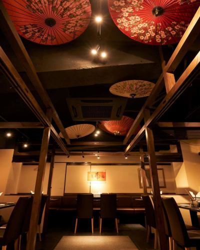 .
全席個室で旬鮮魚と和紙しゃぶが楽しめるお店
【虎てつ田町店（-KOTETSU-）】 @kotetsu.tamachiten

（We welcome foreign customers as well.
Our recommended menus are “Wagyu Beef Sukiyaki Style Shabu Shabu” and “Eel”.）

（餐厅欢迎海外客人。
菜单上推荐和牛寿喜烧式涮涮锅和鳗鱼。）

⸻

《👀当店の魅力》
・友禅和紙で彩られた落ち着いた和の空間✨
・書道家の掛け軸や装飾にこだわった店内は海外ゲストにも大好評🇯🇵✈️
・全席個室！少人数から大人数まで対応可能です🎉

⸻

《📖おすすめメニュー》
名物《しょうが香る黄金スープしゃぶ（和紙しゃぶ）》… 1人前 1,480円
　和紙で包まれた鍋と黄金スープが絶品！2種の鰹と昆布の濃厚だしに、生姜と香辛料を合わせた特製スープで、肉や魚介の旨味を引き立てます🍲
　- 冬は身体ポカポカ、夏は免疫力アップ💪

⸻

《📕おすすめコース》
●”“個別料理”“匠の重箱三段重としゃぶしゃぶコース… 4800円
●名物「しょうが香る和紙しゃぶ」コース… 4800円
●生ズワイ蟹しゃぶと豪華絢爛”“極”“コース 9000円

⸻

《🍶全国47都道府県の日本酒》
日本各地の日本酒を取り揃え！全国の漁港で水揚げされた新鮮な旬鮮魚のお刺身やなのお料理と絶妙なペアリング🐟🍶
日本酒飲み放題プランもご用意しています！

⸻

営業時間

　昼：11:30～15:00
　夜：16:00～24:00（フードL.O.23:00 ドリンクL.O.23:30）
定休日 土曜・日曜・祝日は要予約‼
住所 東京都港区芝浦3-6-8 TOKIビル5F
アクセス
　🚃JR田町駅 芝浦口 徒歩3分
　🚈都営浅草線 三田駅 徒歩6分
お問い合わせ: お気軽にお電話ください📞

⸻

#虎てつ
#田町グルメ
#品川ディナー
#芝浦グルメ
#TokyoDining
#ExploreTokyo
#寿喜烧
#日式火锅
#鳗鱼料理
#正宗日式美食
#新橋ディナー
#三田ディナー
#東京夜生活
#JapaneseCuisine
